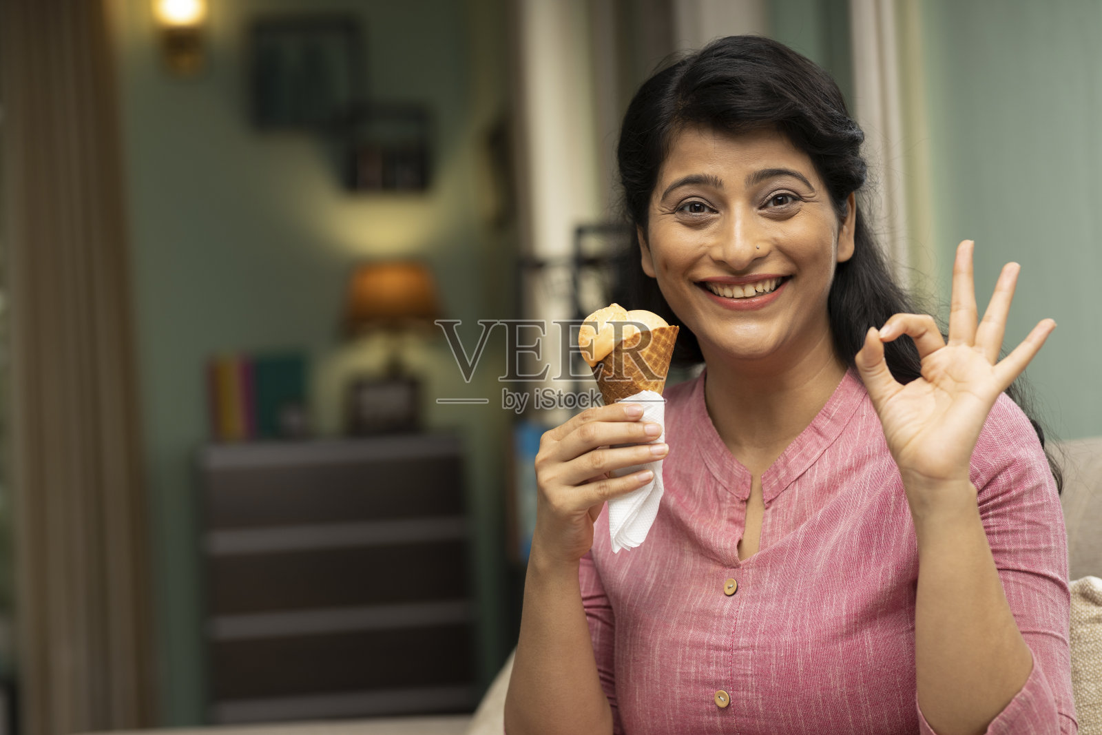 女人吃冰淇淋,库存照片照片摄影图片