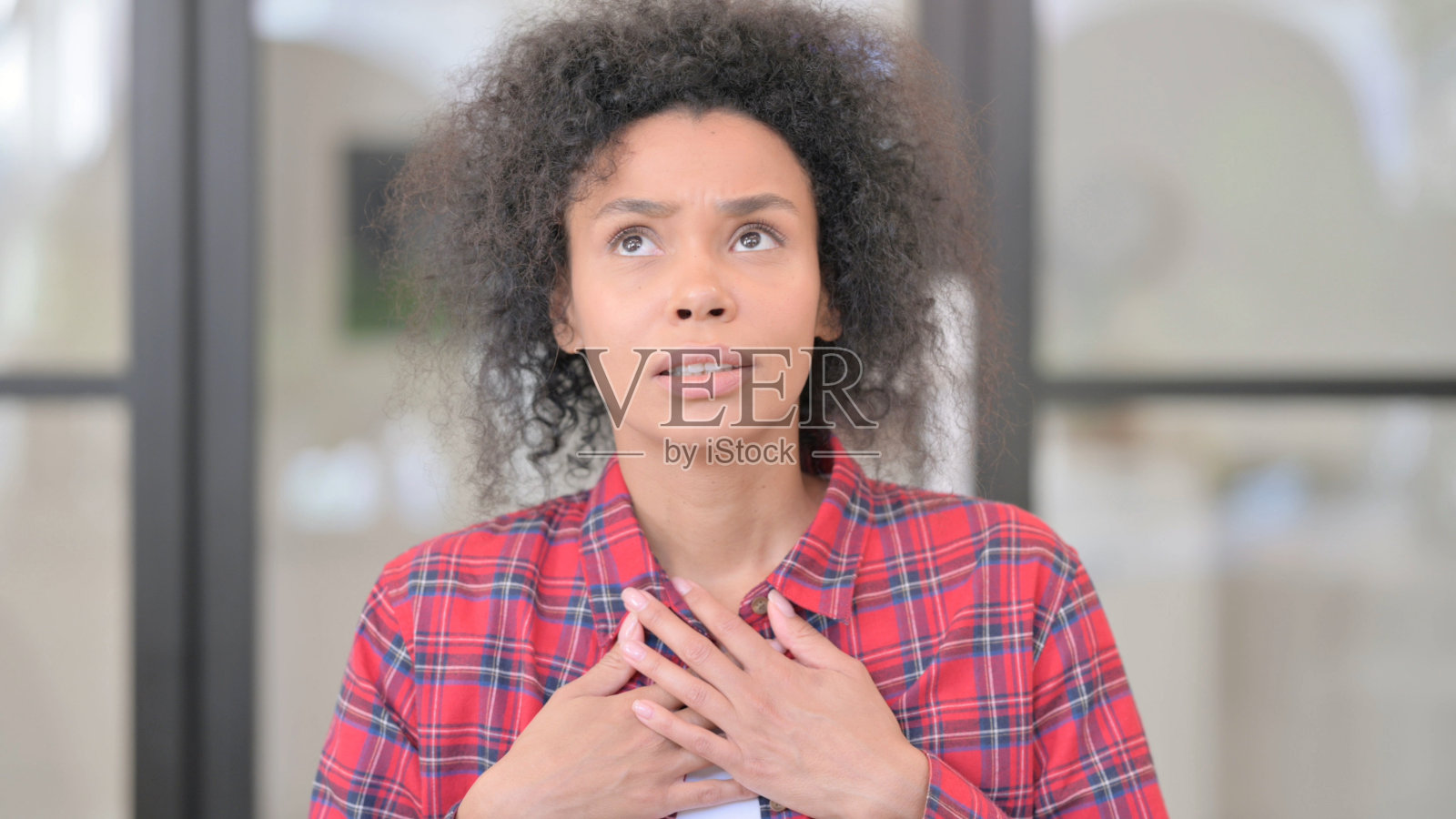 非洲妇女感到害怕的肖像照片摄影图片