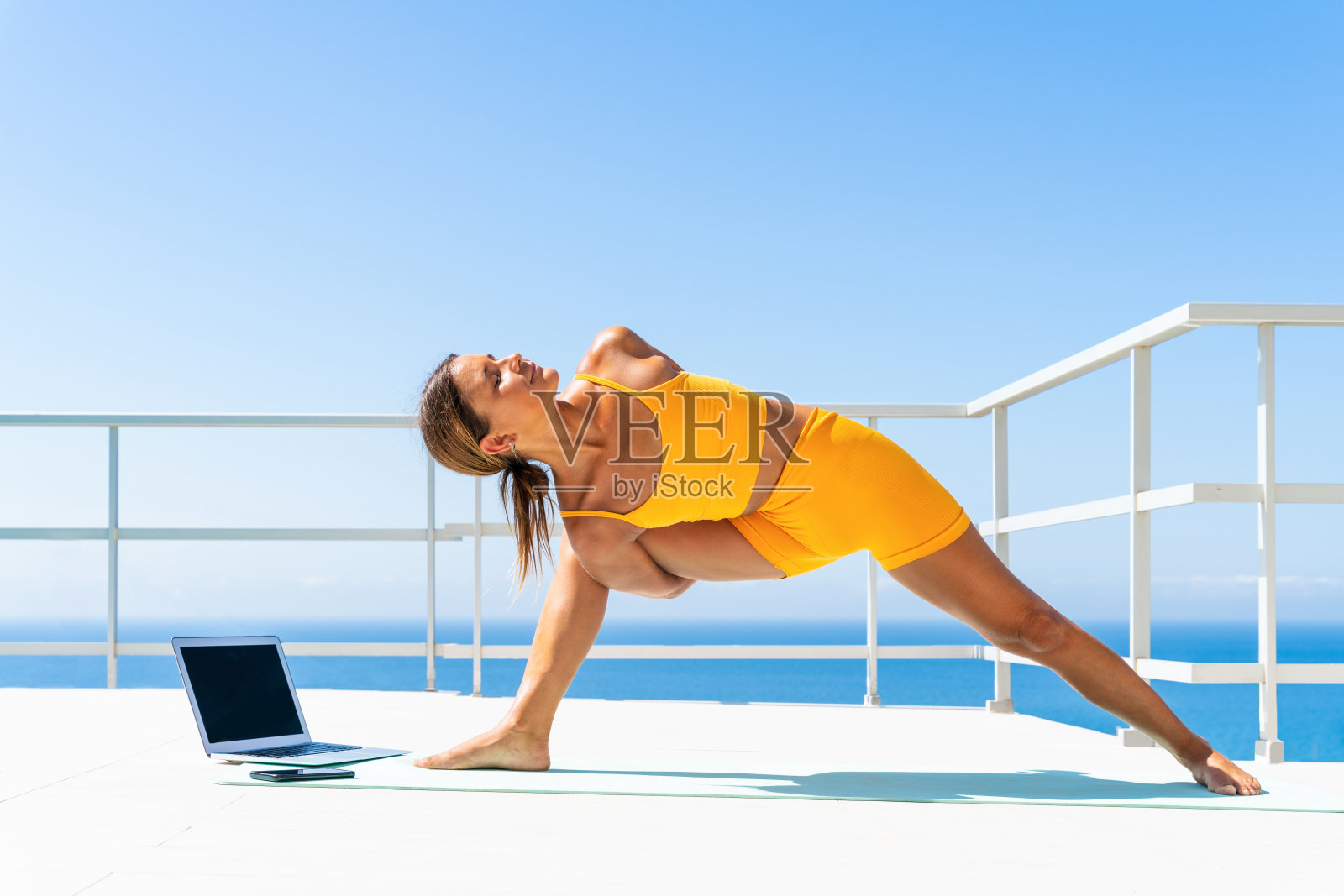 美丽活泼的女人在做瑜伽运动照片摄影图片