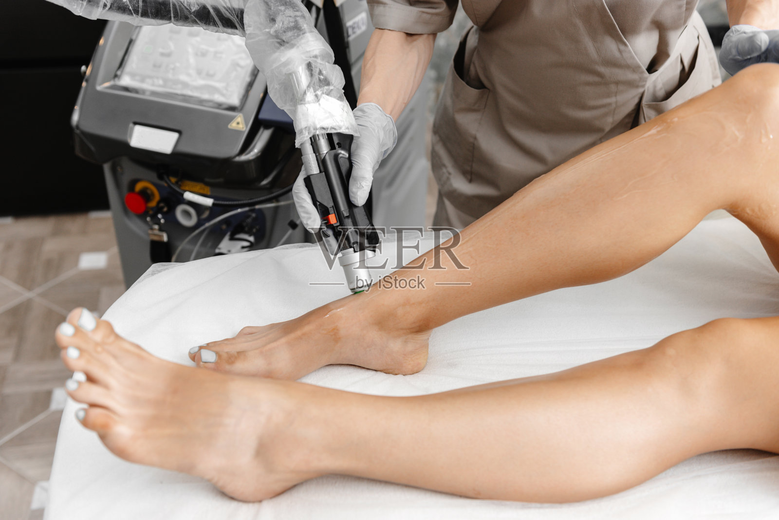 激光脱毛在大手掌腿部的过程。激光脱毛照片摄影图片