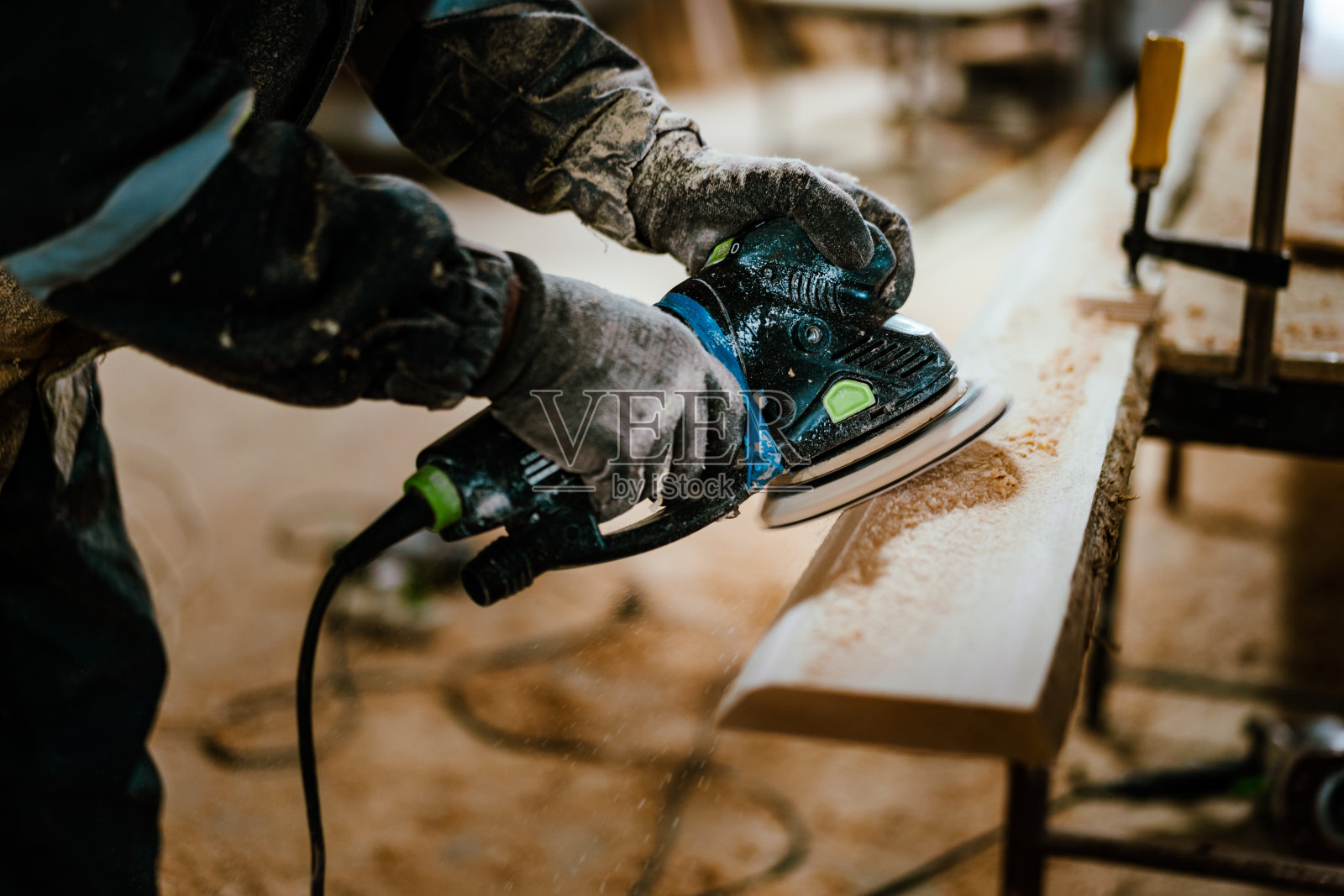近距离的木匠工作在木工工艺在车间照片摄影图片