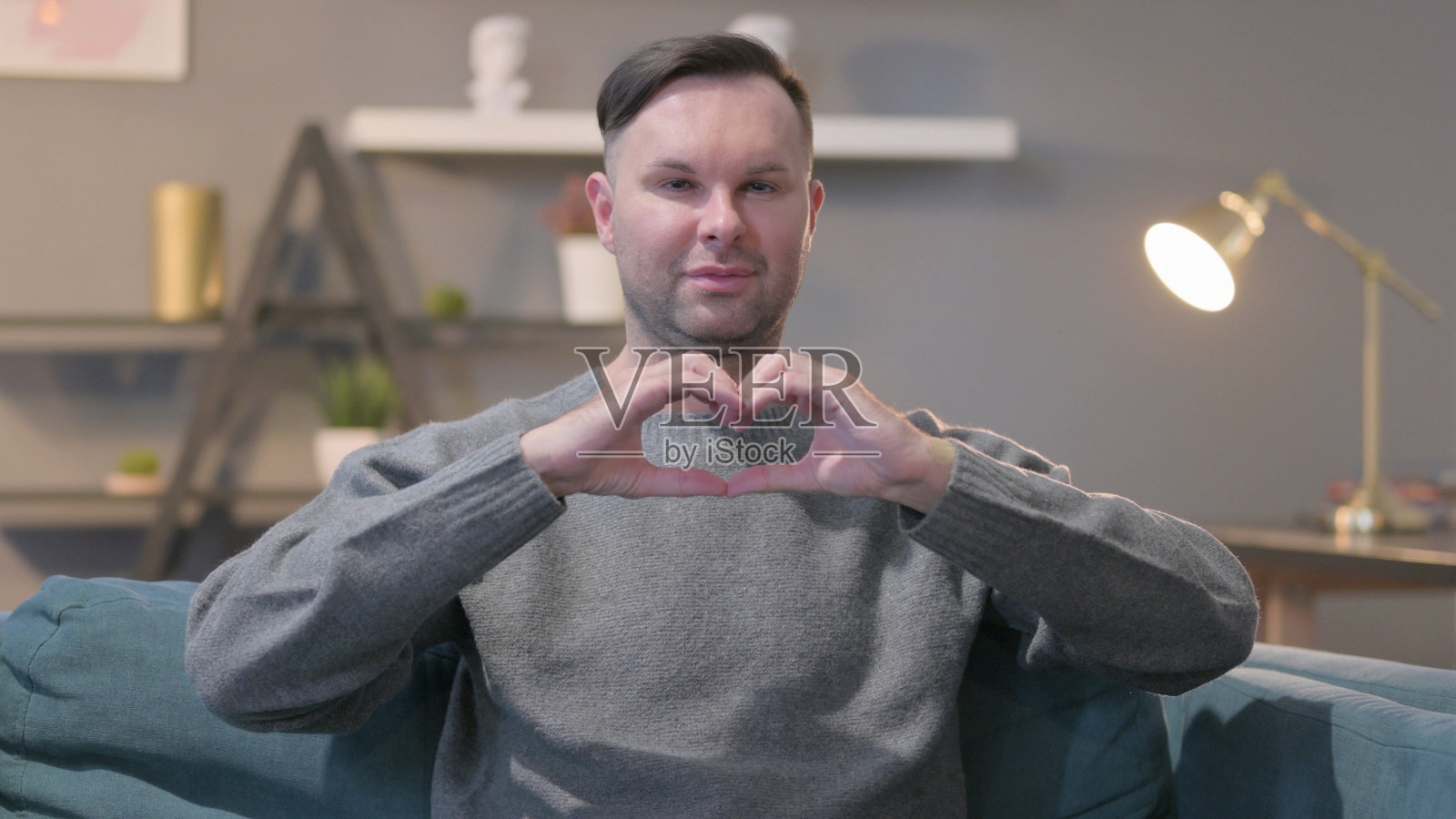 随意的男人用手做心形的肖像照片摄影图片