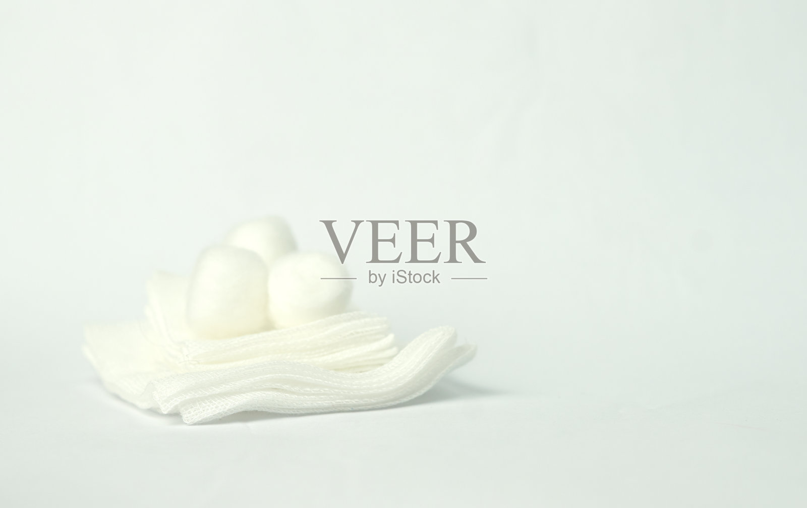 上面有棉球的无菌纱布选择性聚焦照片摄影图片