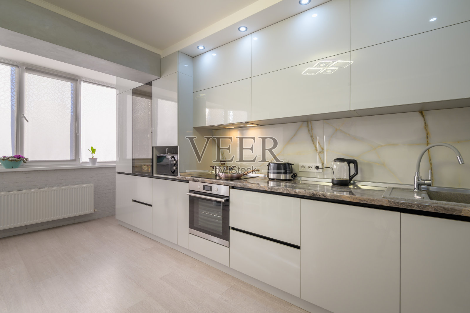 现代时尚的白色厨房内部照片摄影图片