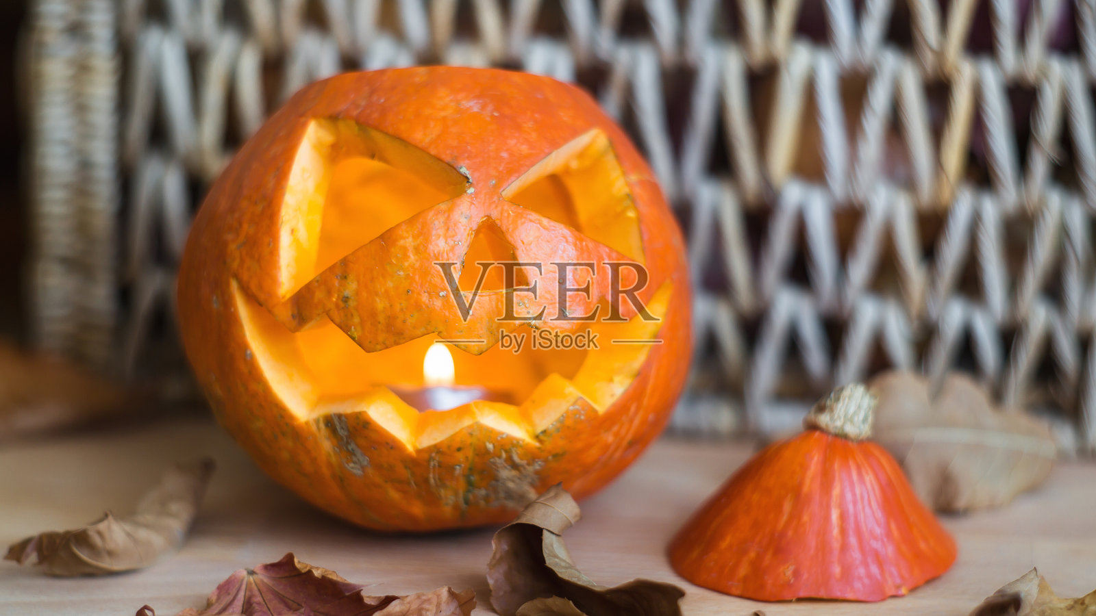 木桌上的南瓜。收集万圣节物品。照片摄影图片