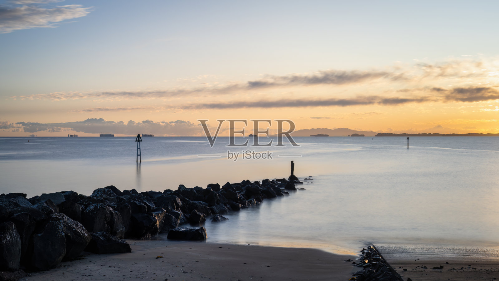 黎明时分宁静的米尔福德海滩,奥克兰。照片摄影图片