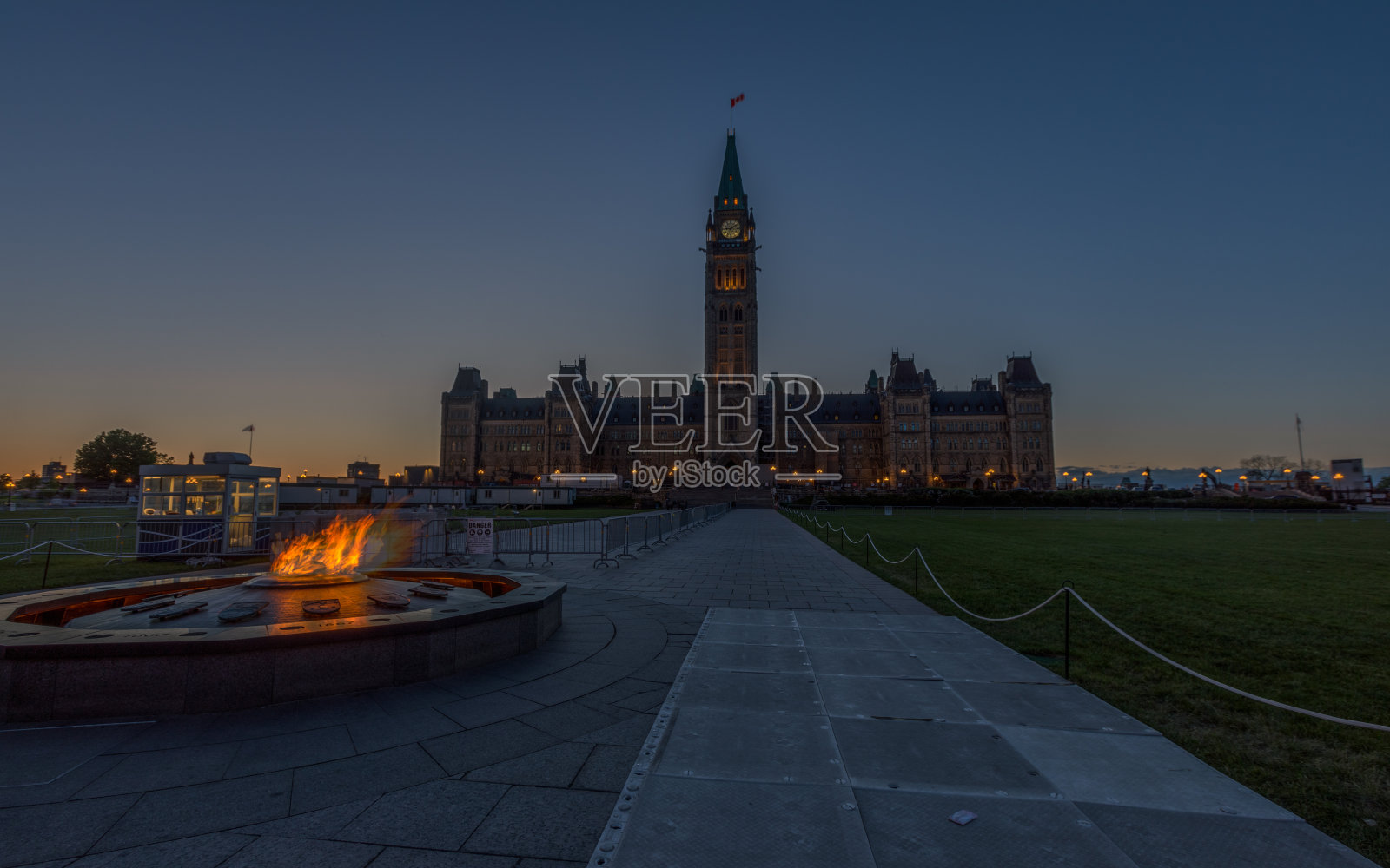 加拿大渥太华的国会大厦,为无名士兵点燃永恒的火焰照片摄影图片