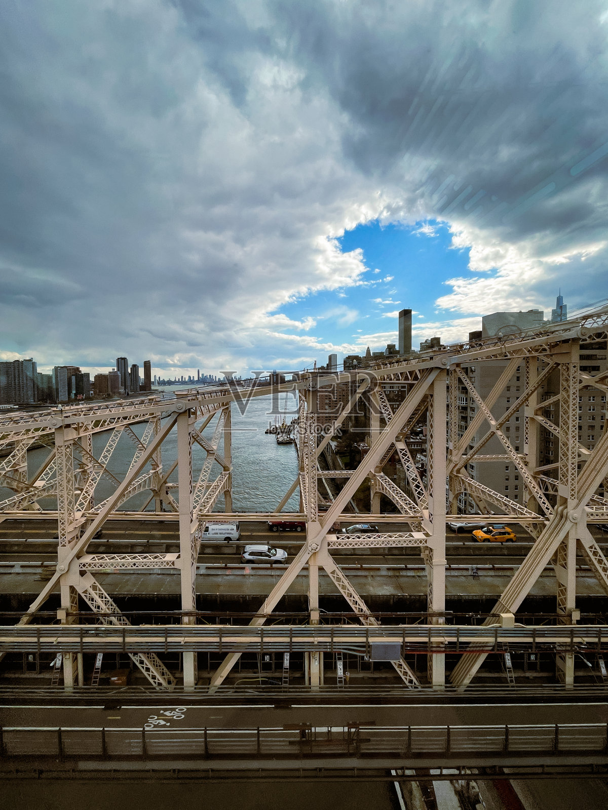 从电车上看曼哈顿的摩天大楼照片摄影图片