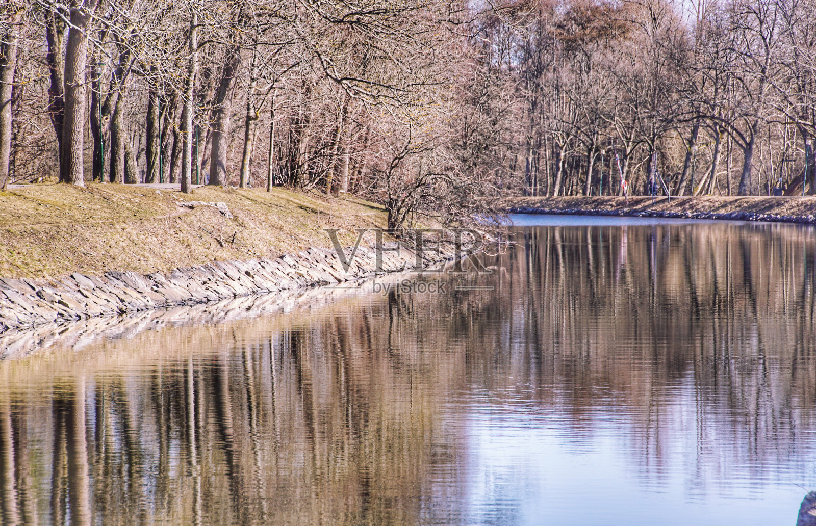 春天公园里的运河照片摄影图片