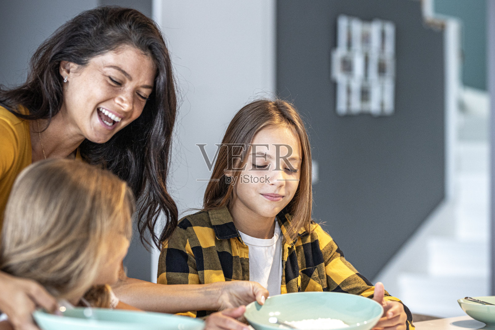 等待早餐的少女照片摄影图片