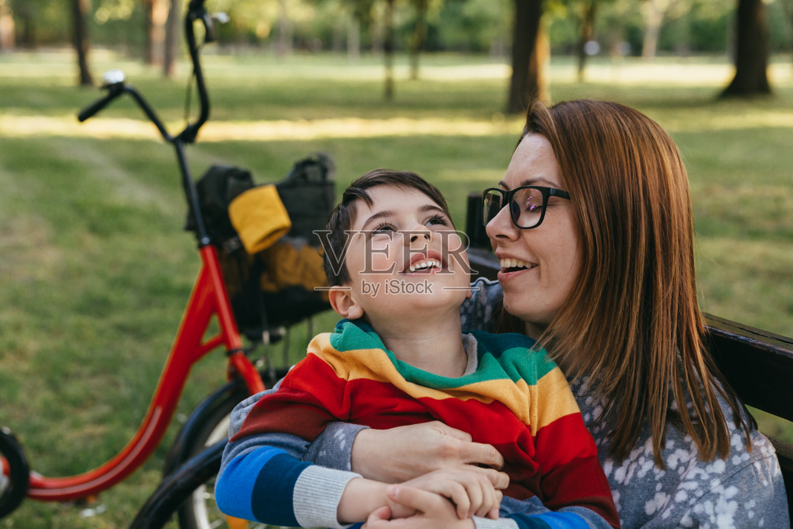 母亲和儿子在公园外面照片摄影图片