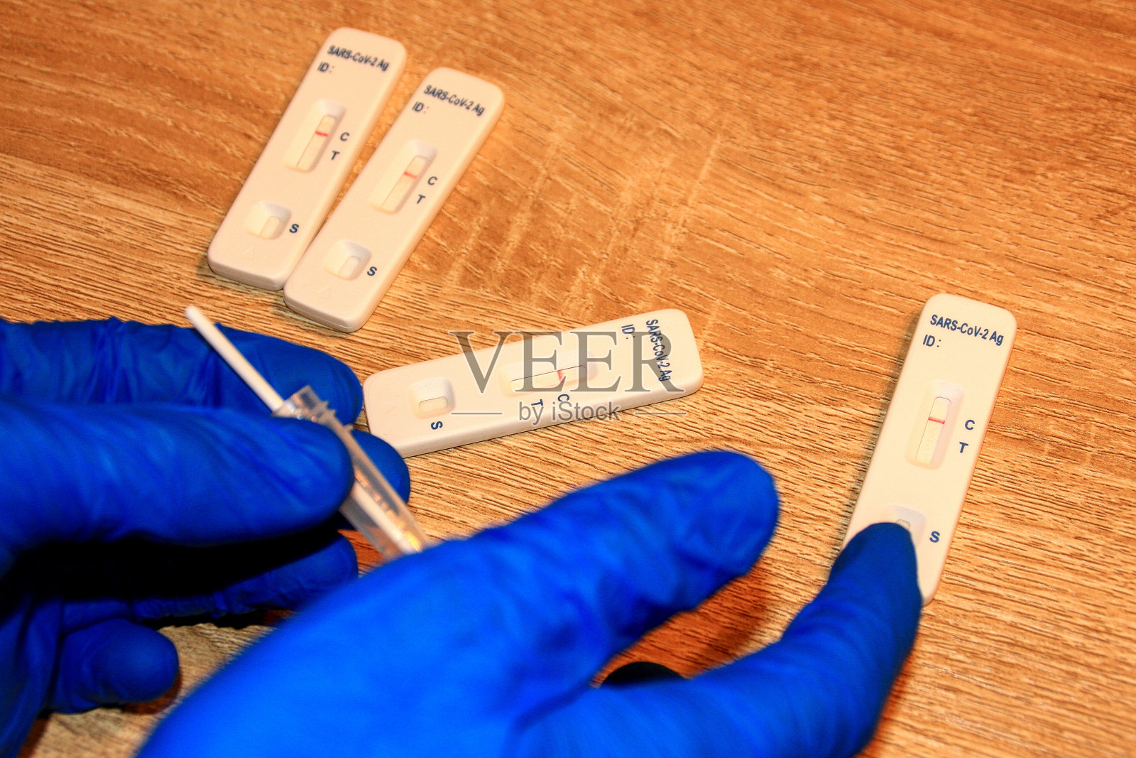 戴着蓝色手套的医生正在治疗几例covid - 19自检阴性(sars冠状病毒2)(猴痘)照片摄影图片