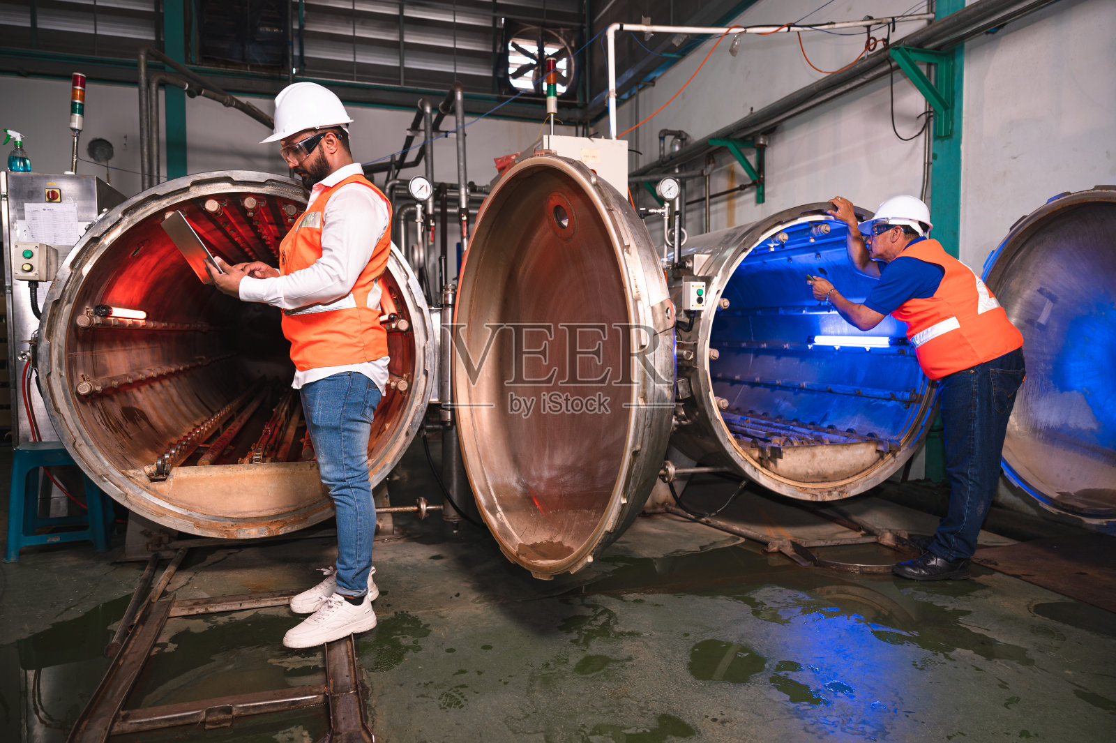 检验员工程师在工厂检查机器照片摄影图片