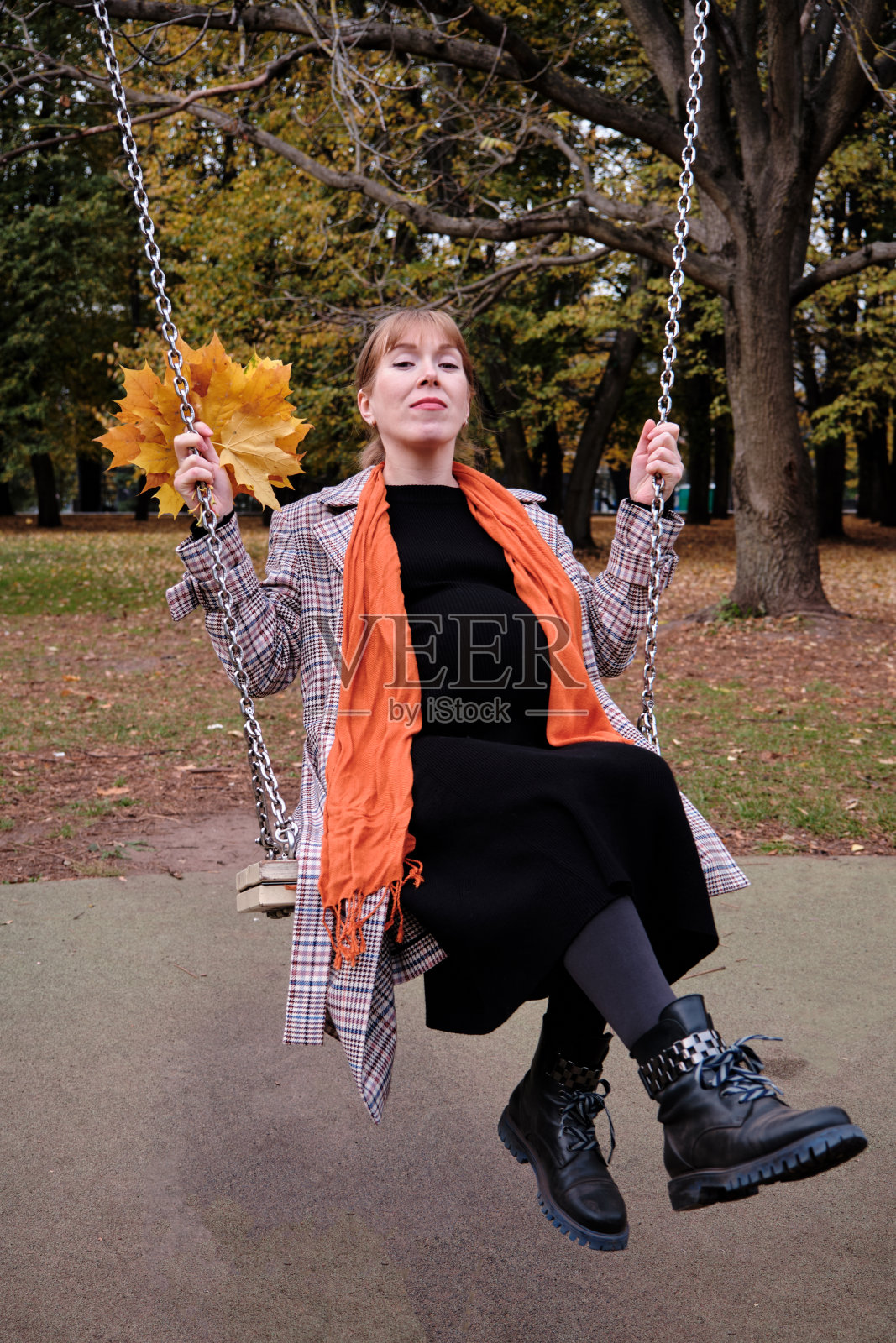 秋天的孕妇照片摄影图片