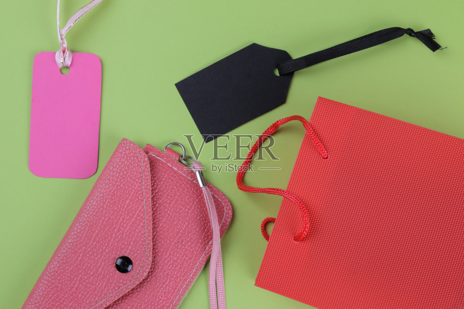 “黑色星期五”。在绿色背景的包装上标价出售。从上面的观点照片摄影图片