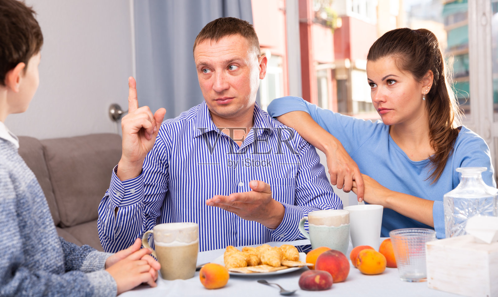 父母在家里骂十几岁的儿子照片摄影图片