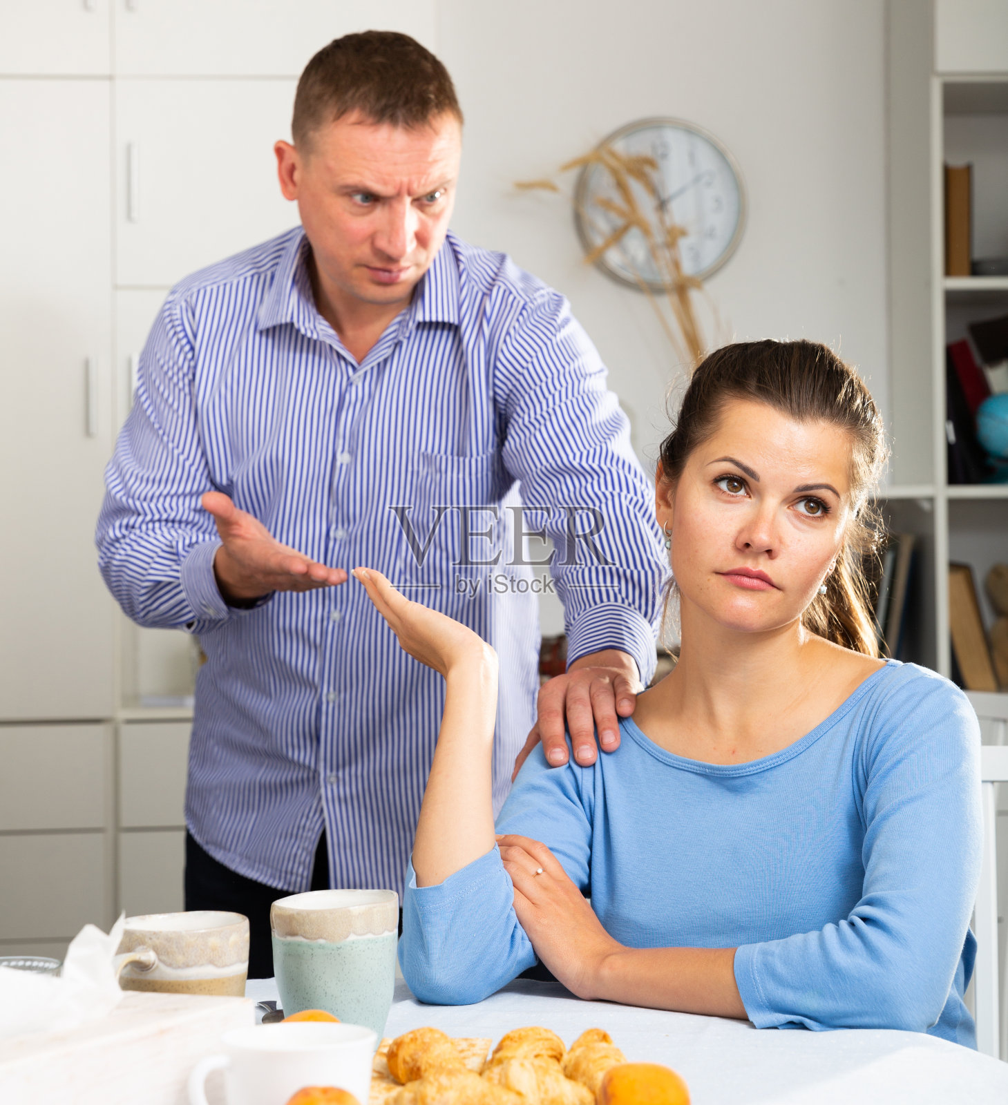 心烦意乱的女人坐在餐桌前,在家和丈夫吵架照片摄影图片