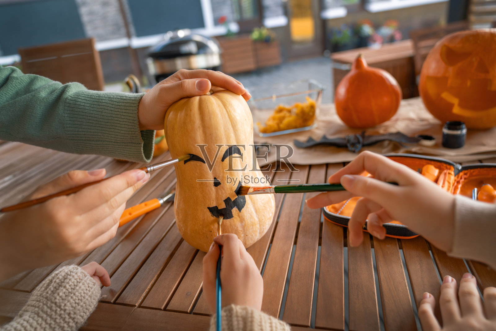 一家人准备过万圣节照片摄影图片