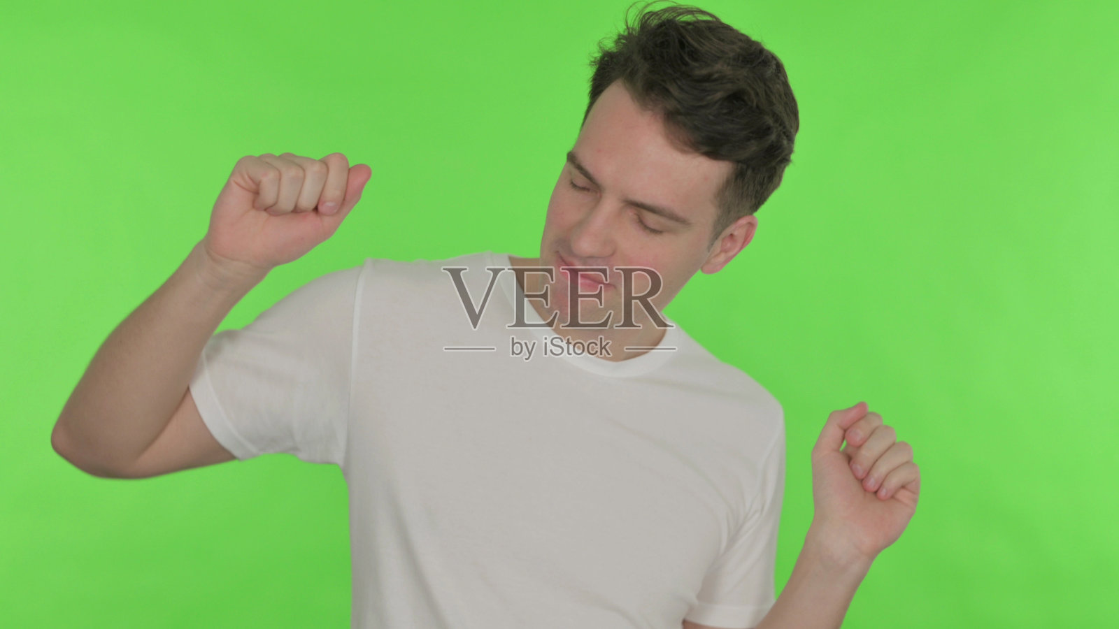 快乐的年轻人在绿色背景上跳舞照片摄影图片