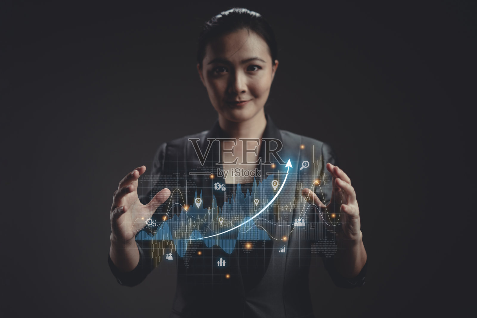 亚洲妇女显示日益增长的虚拟全息图的统计,图表和图表。照片摄影图片