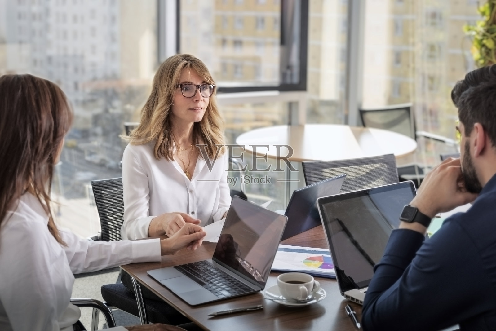 商业人士在会议室里一起工作照片摄影图片