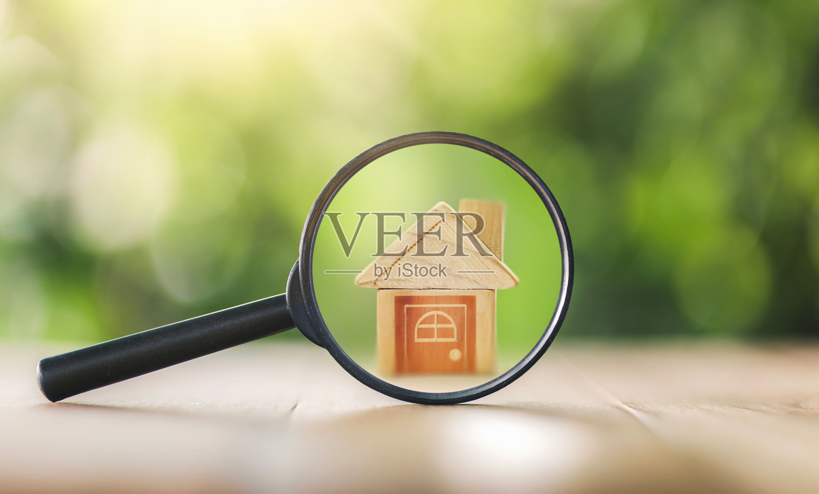 木屋和放大镜。房地产估价。家鉴定。建筑位置的选择。家搜索概念。搜索房屋和公寓。照片摄影图片