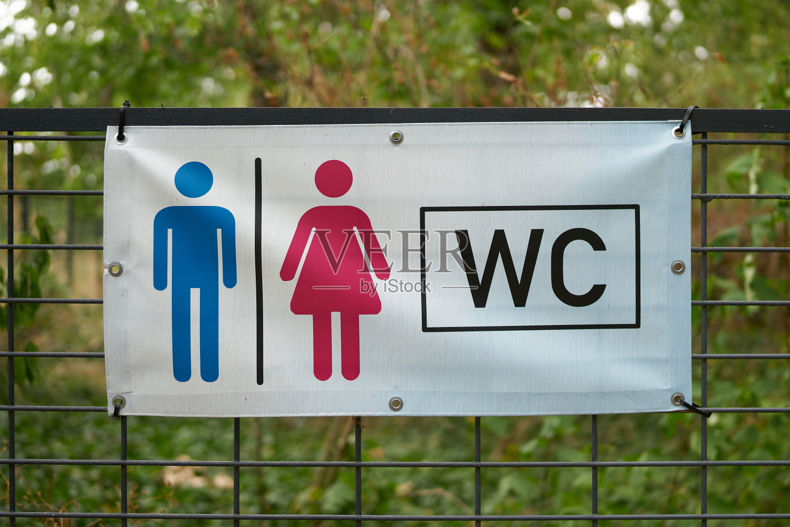 德国公园里附近的厕所照片摄影图片