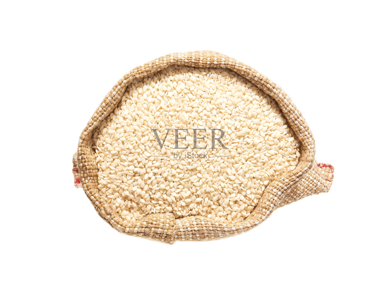 有机芝麻种子在一袋孤立的白色背景与修剪路径。前视图。照片摄影图片