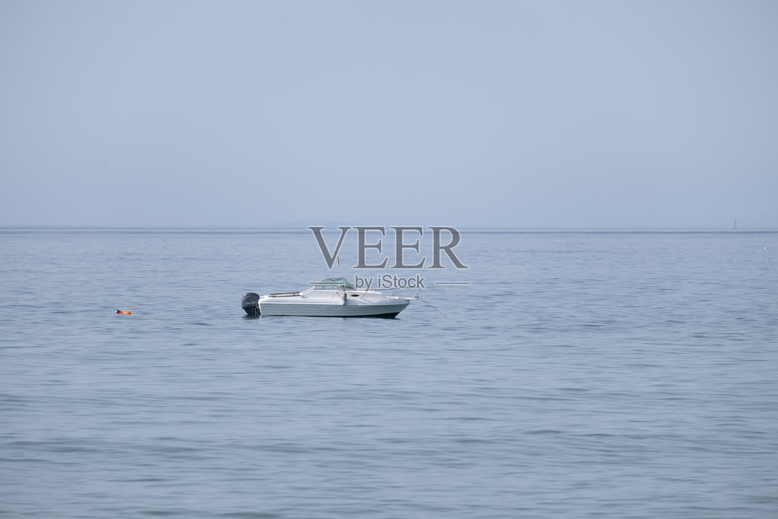 埃斯特波纳海滩上的小型巡逻艇。照片摄影图片