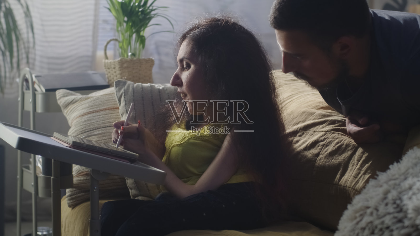 丈夫身边有一个残疾的女人照片摄影图片