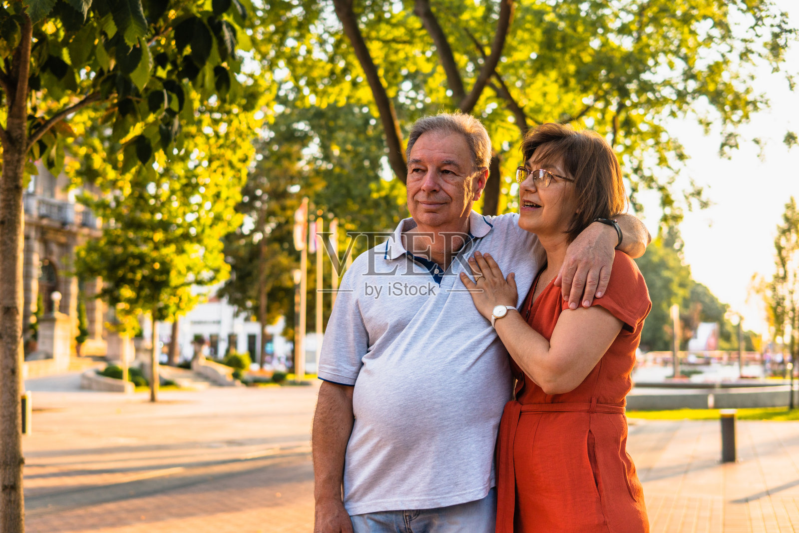 老夫妇在公园散步放松照片摄影图片