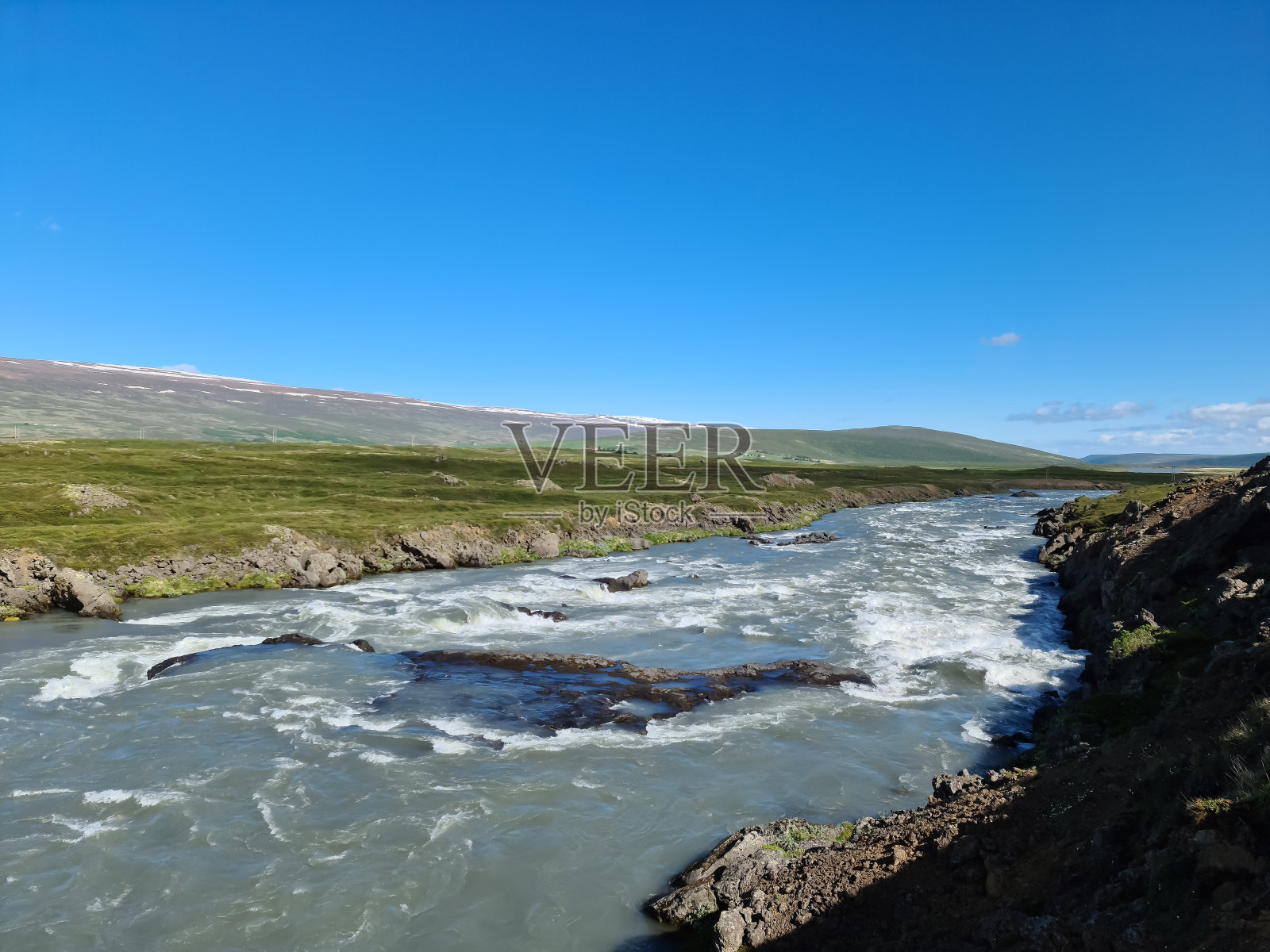 冰岛有流动的河流和小溪,岩石和草,风景奇妙。照片摄影图片