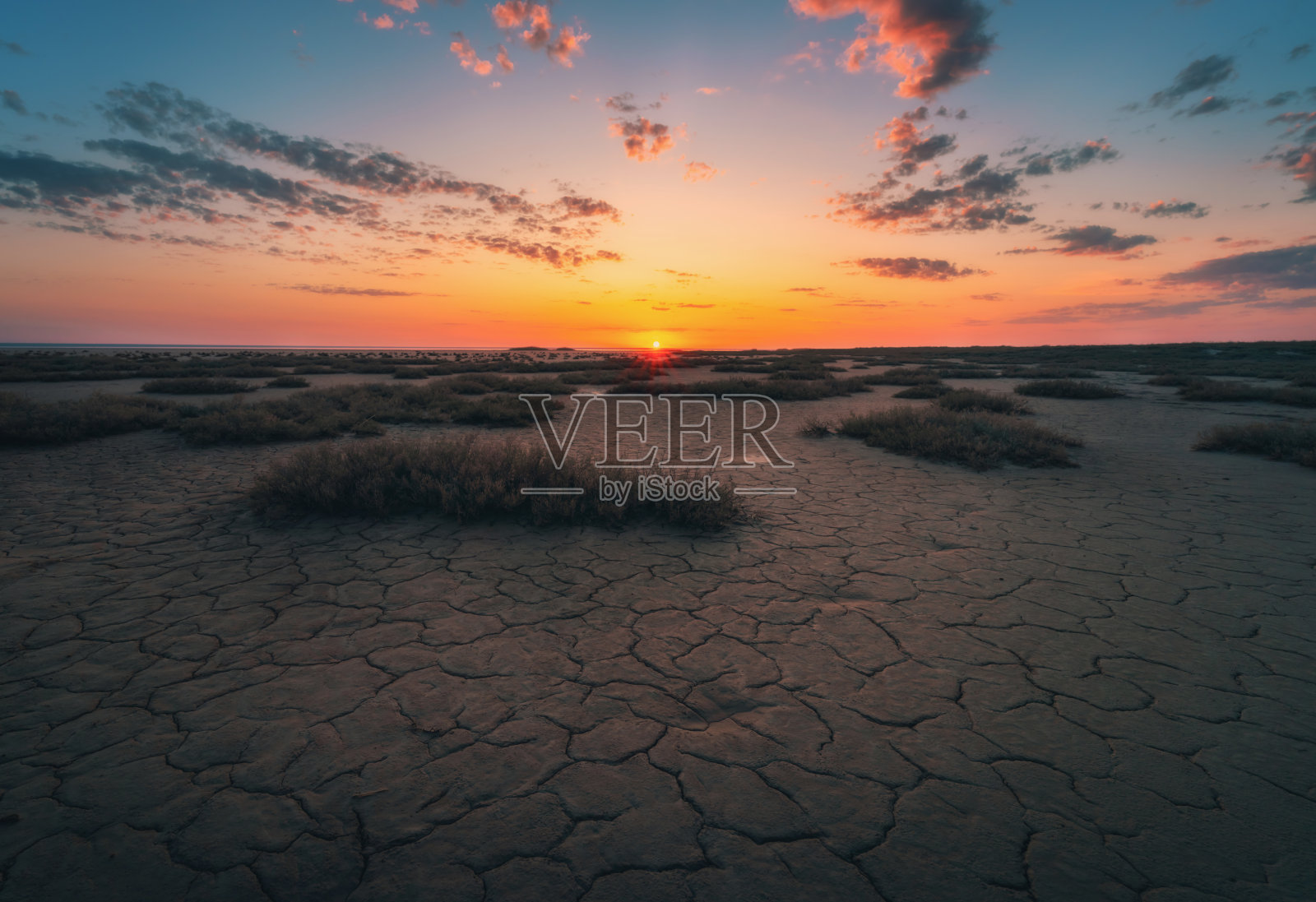 奇妙的日落在盐湖附近的盐沼照片摄影图片