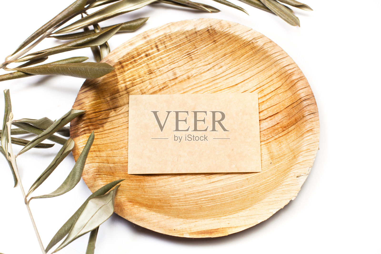 棕色的空白纸放在一个小木盘上,上面放着干树叶照片摄影图片