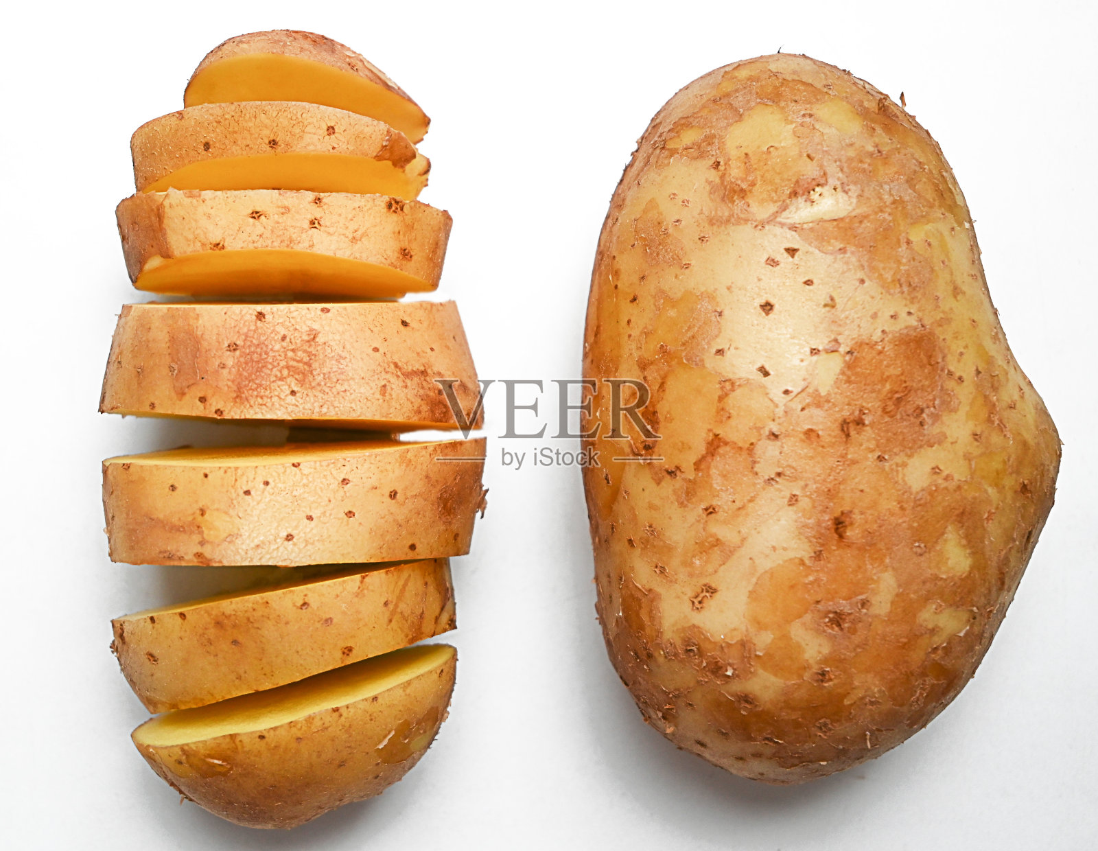 马铃薯块茎切片和整个白色背景照片摄影图片