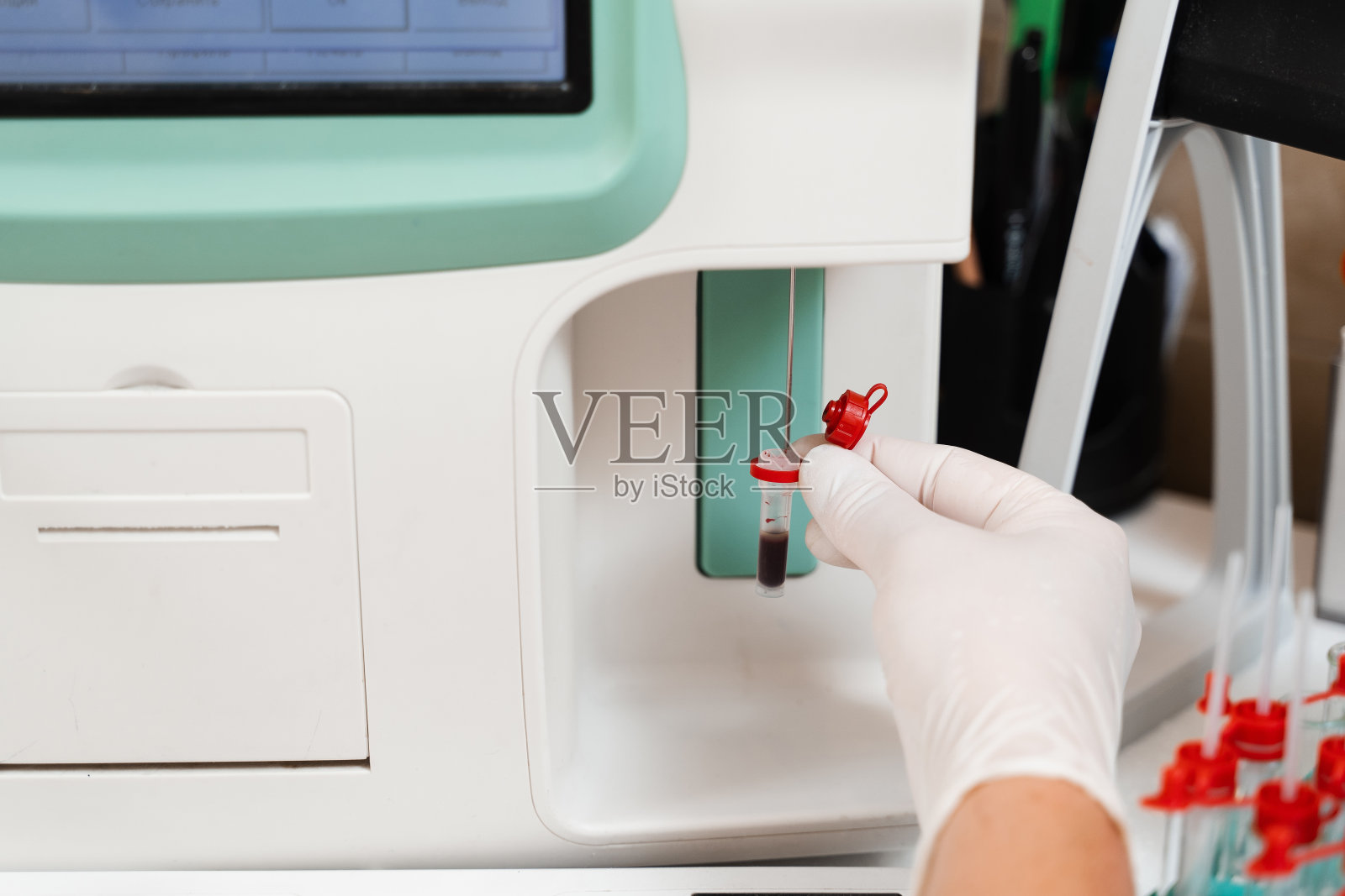 血液分析仪的实验室特写分析。实验室助理进行血液学分析。实验室的医疗设备血液的生化和血液学分析。照片摄影图片