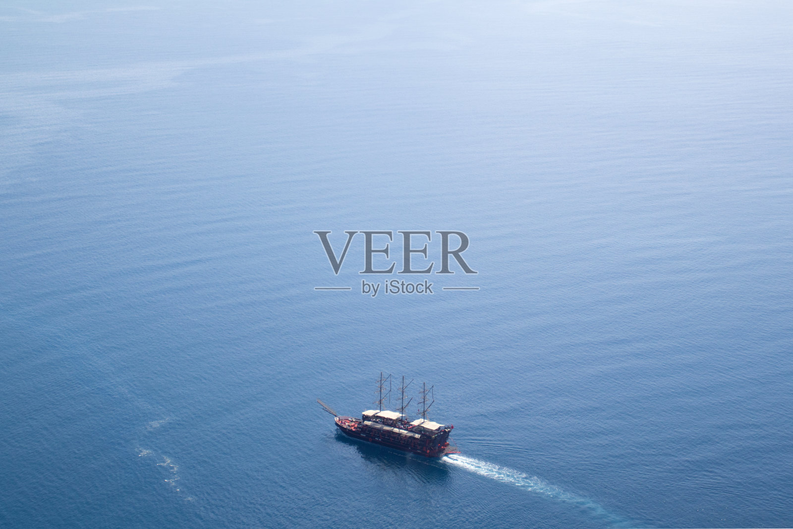 一艘大船在公海上航行照片摄影图片