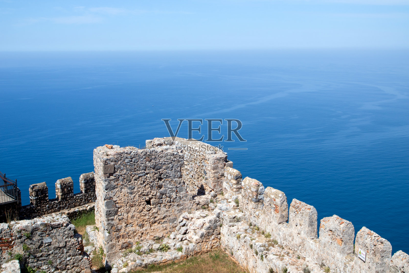 古老的中世纪堡垒和开阔的大海照片摄影图片