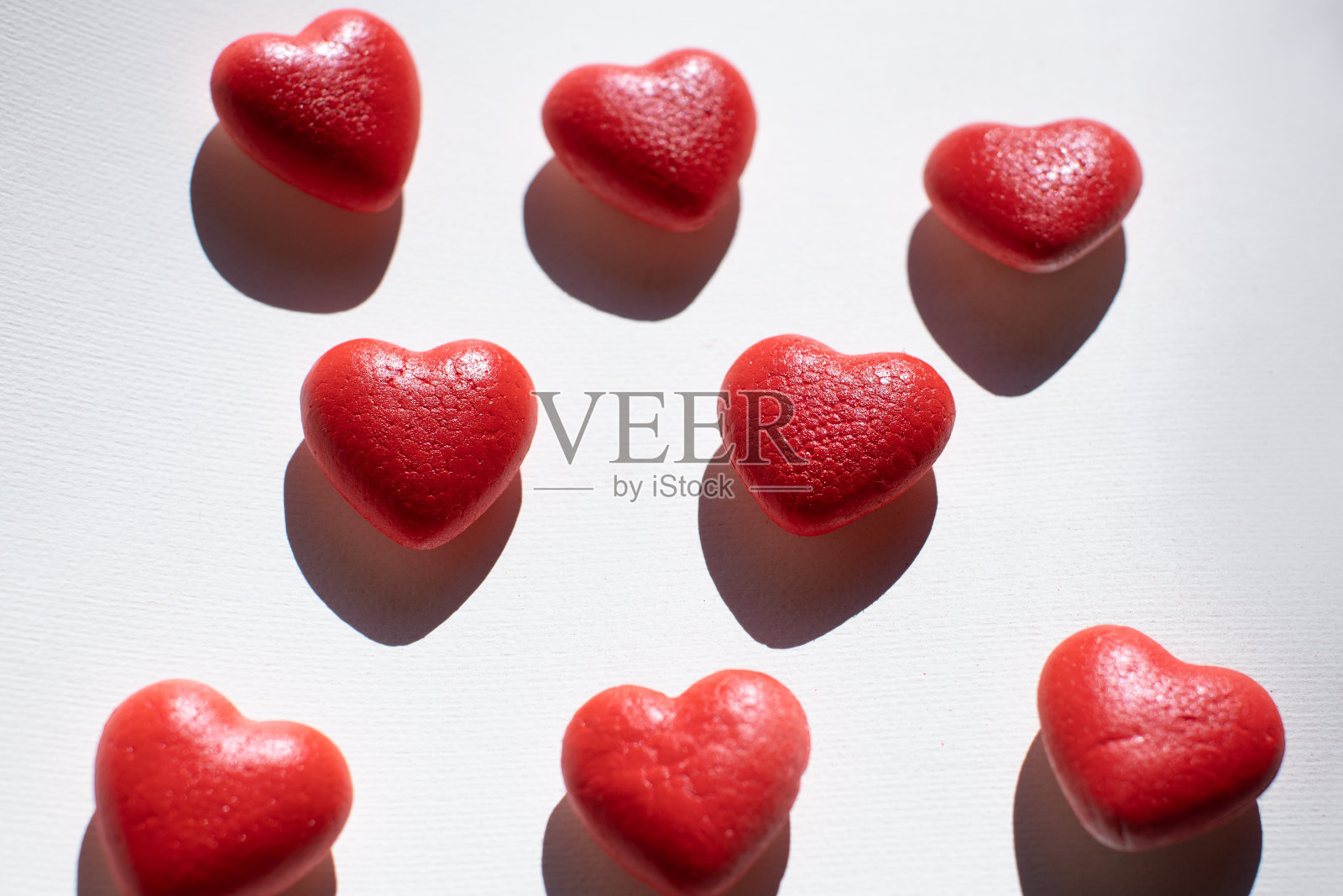 在白色背景上喷上红心照片摄影图片