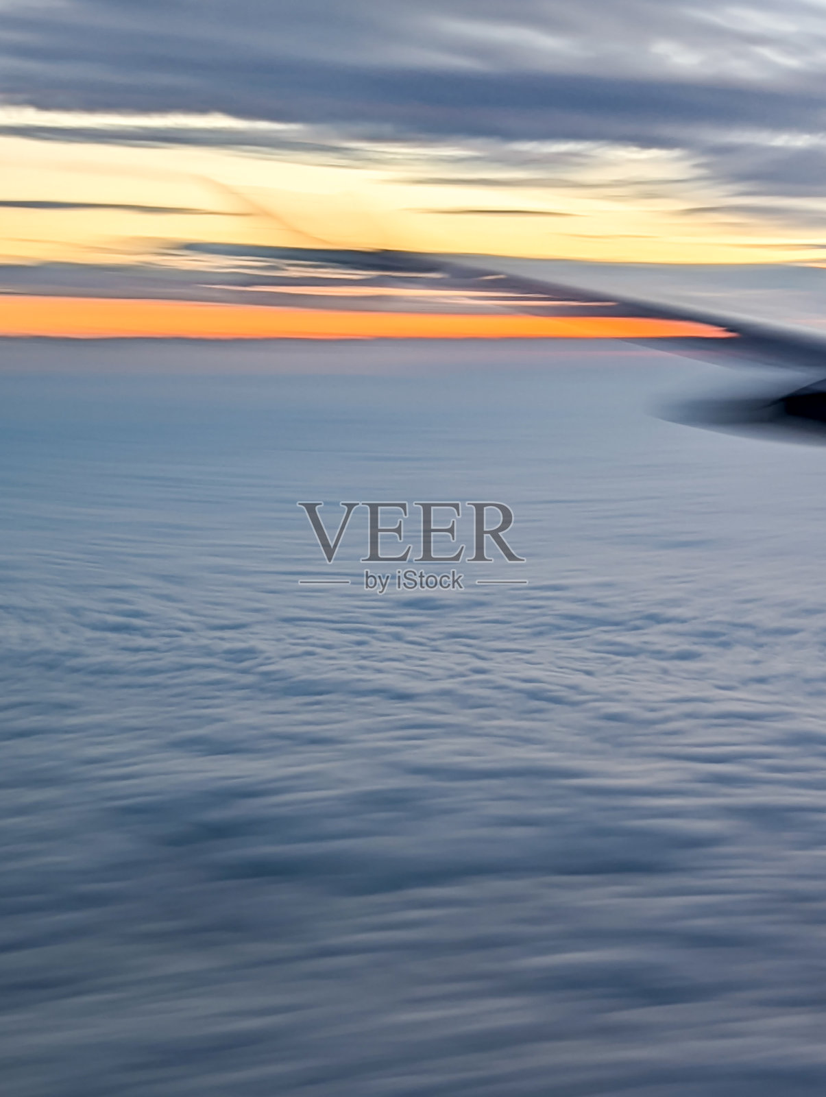 清晨从飞机上看到的日出照片摄影图片