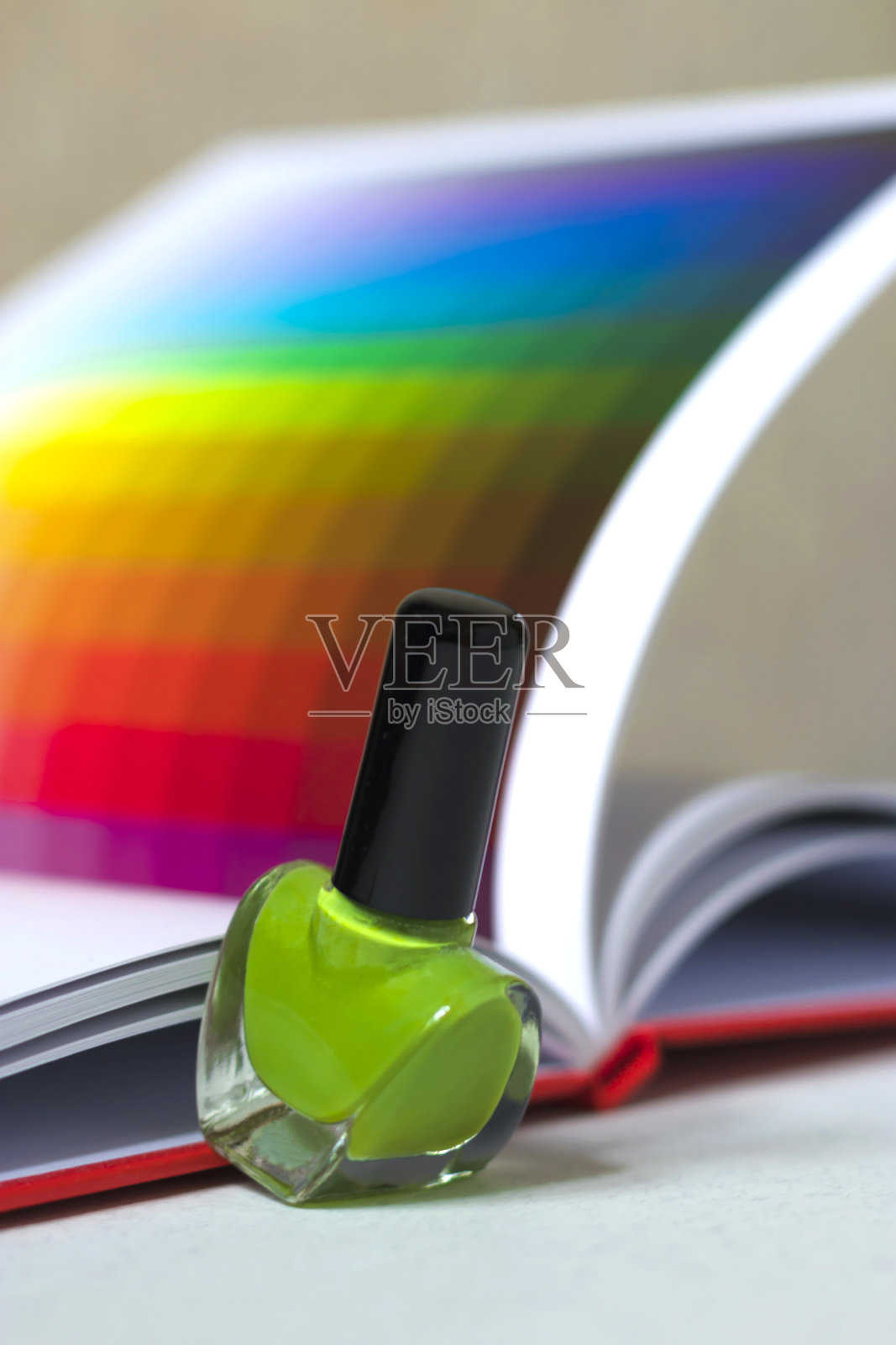 明亮的指甲油在调色板的背景颜色。美容产品的概念。美容行业的美甲和足疗。垂直位置。照片摄影图片