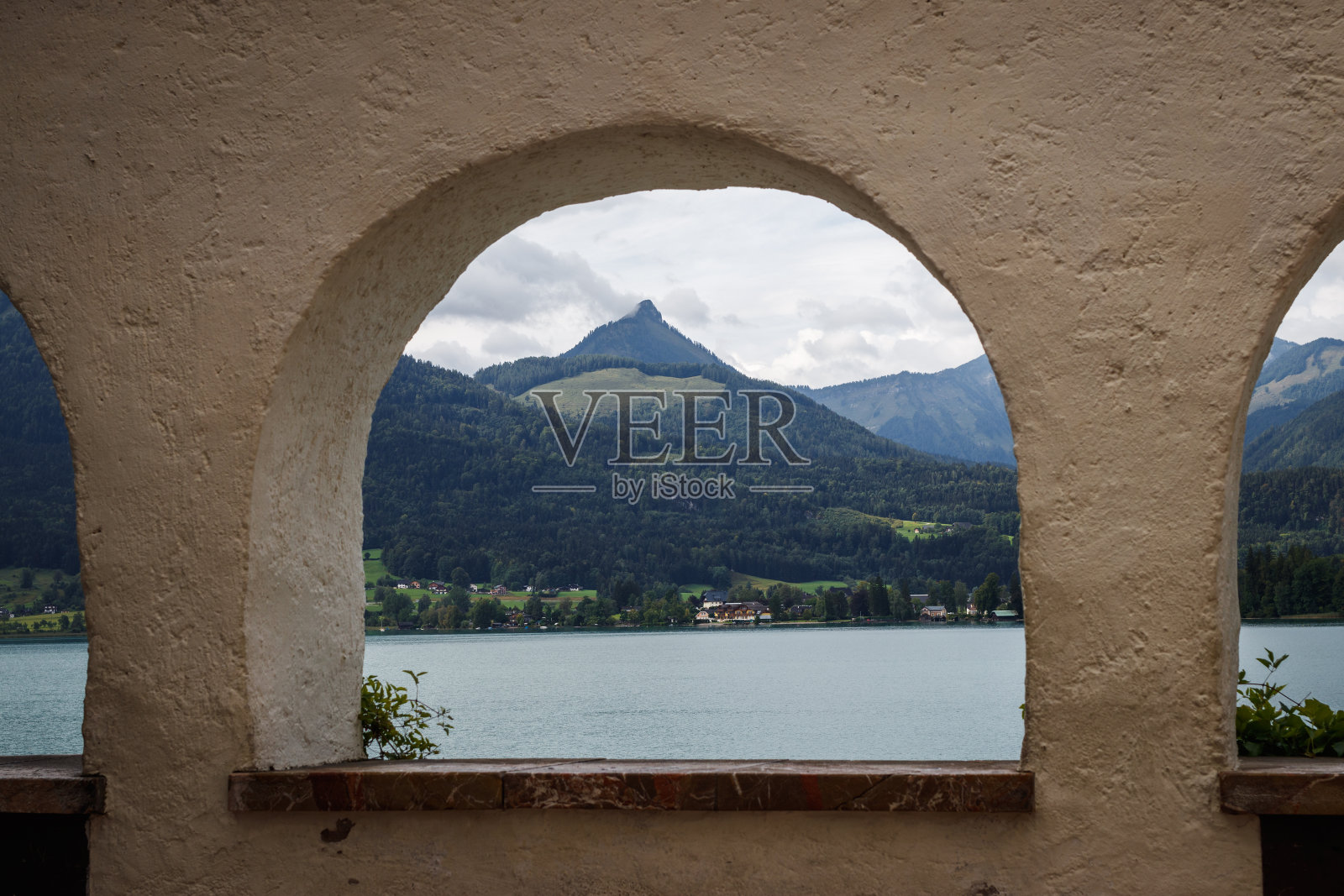 上奥地利的圣沃尔夫冈,透过窗户看沃尔夫冈湖照片摄影图片