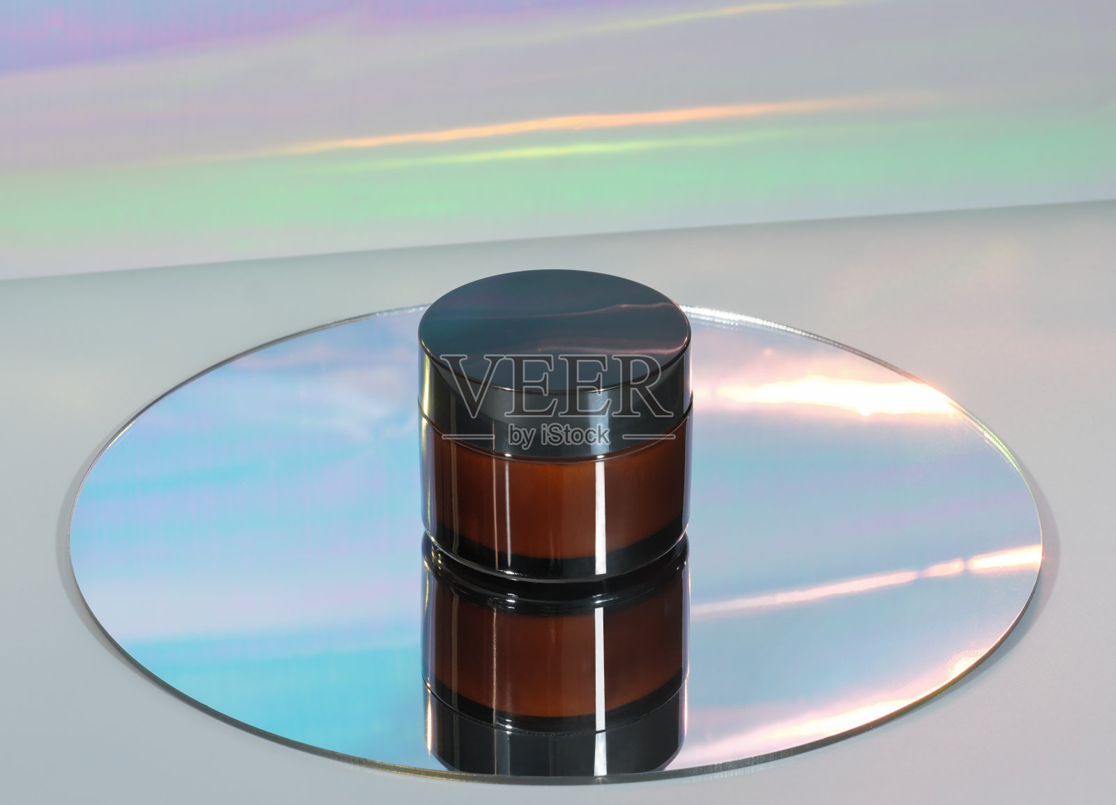 将保湿霜装在玻璃罐中,放在镜子上。滋润和恢复活力的面部护理。未打上烙印的方案模型。照片摄影图片