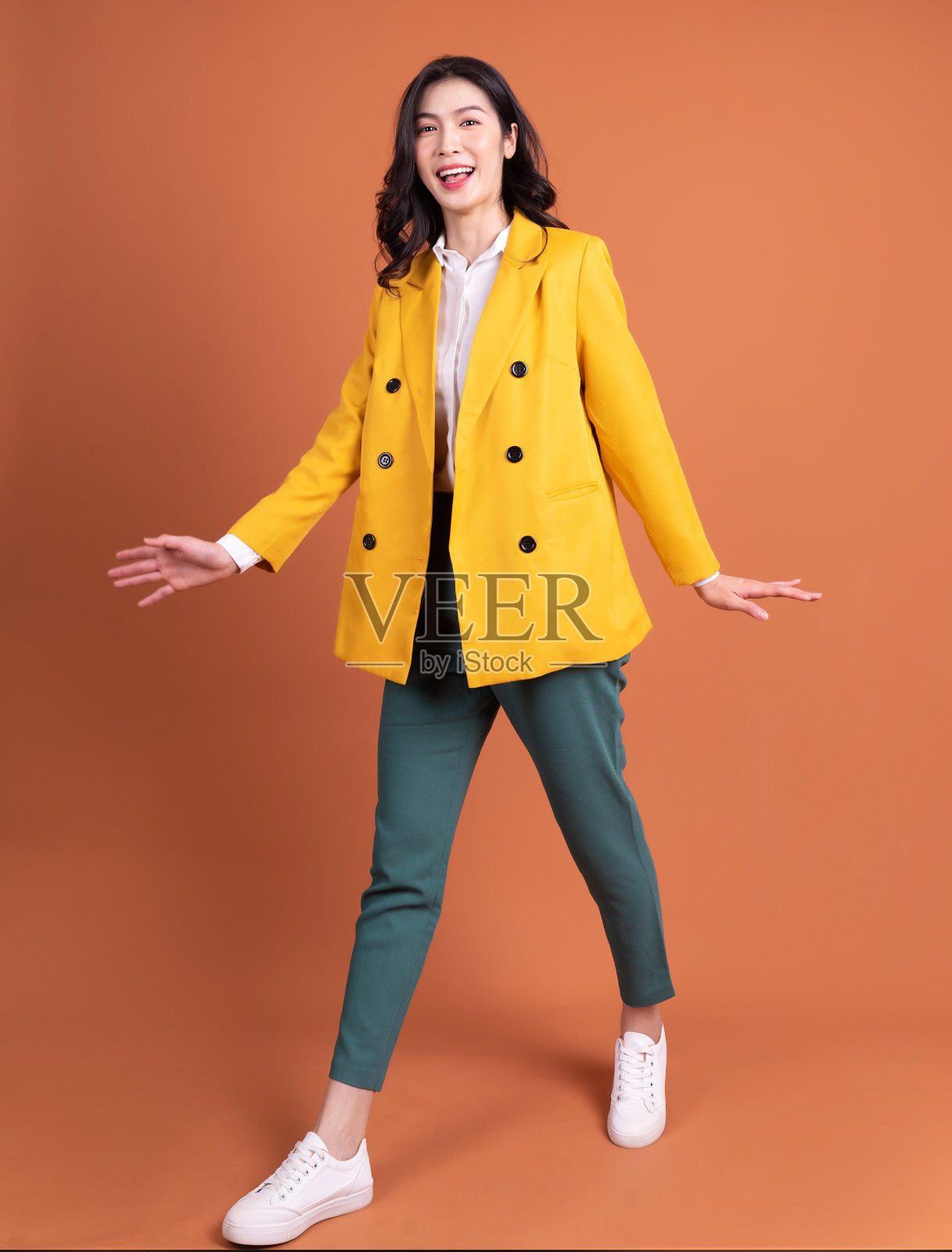 背景是年轻亚洲女性的完整长度照片照片摄影图片