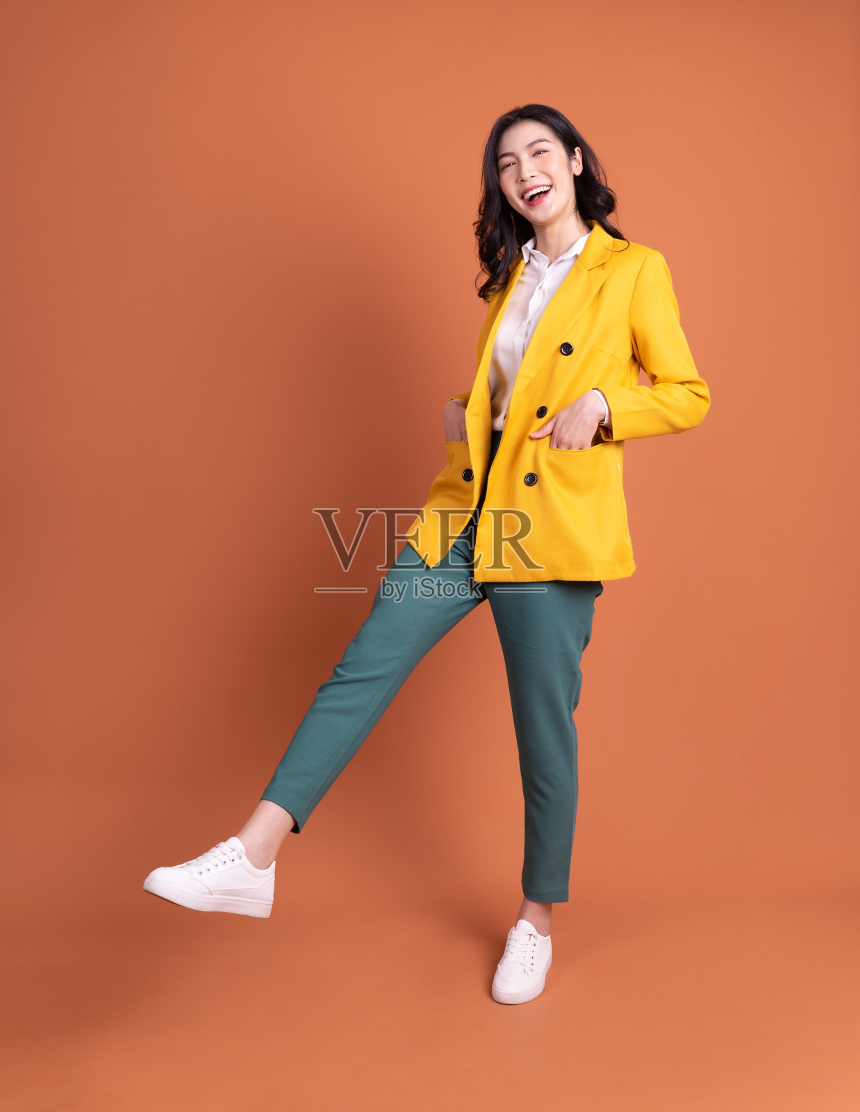 背景是年轻亚洲女性的完整长度照片照片摄影图片