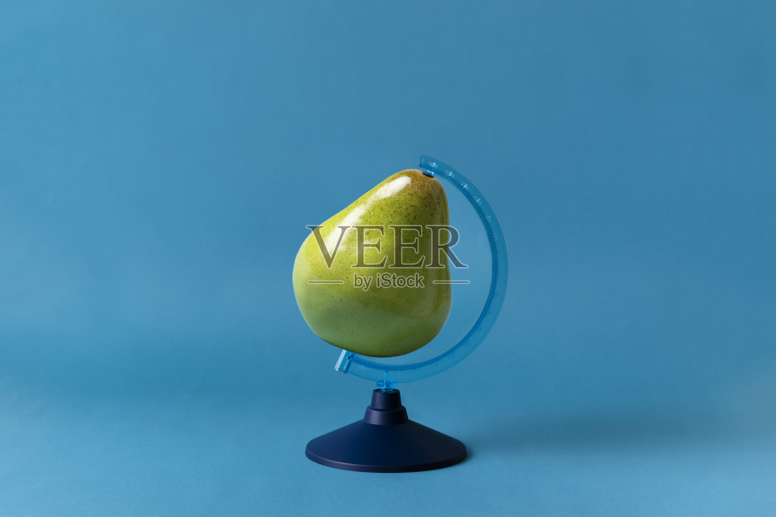 用水果做成的地球创意概念,全球对话照片摄影图片