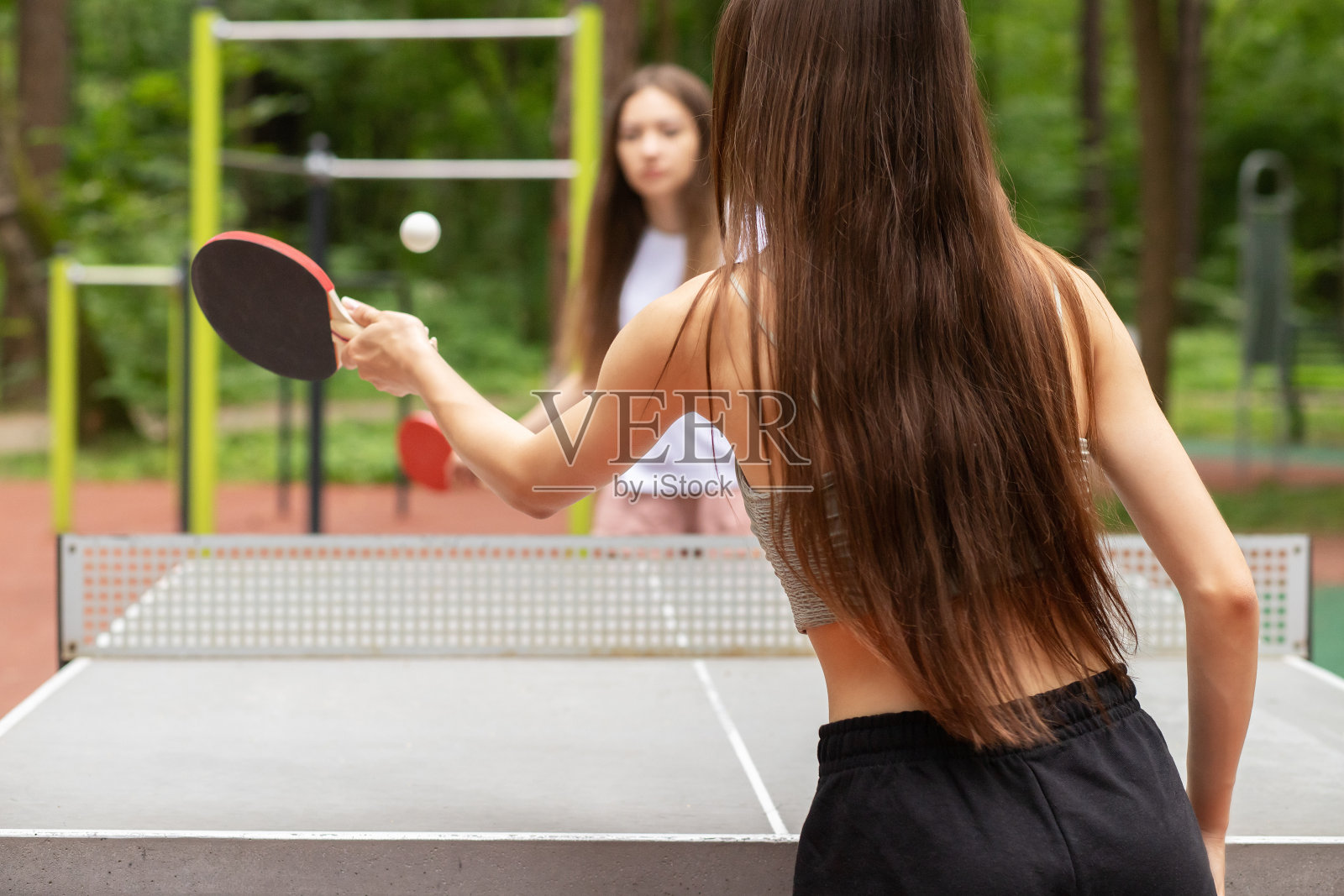 乒乓球运动员在打乒乓球照片摄影图片