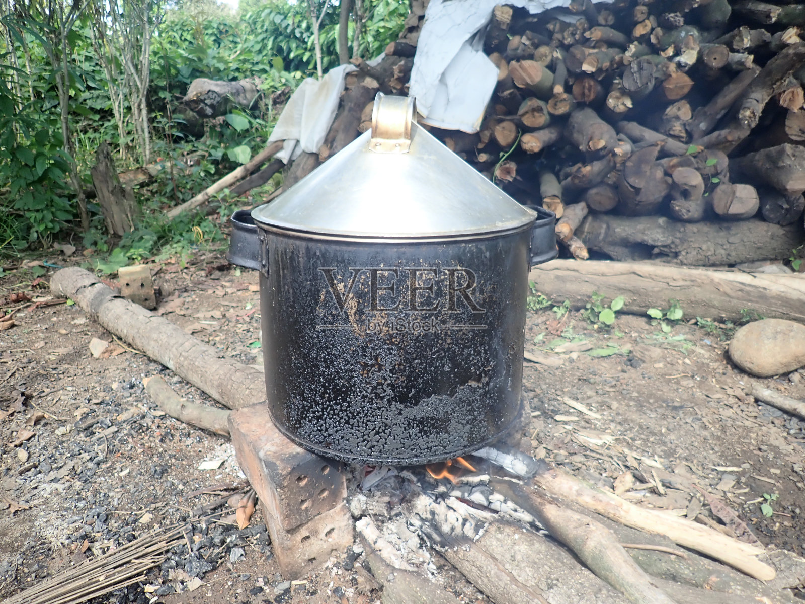 柴火上的炉子。丹唐是一种大锅,通常用来煮米饭(蒸半熟的米饭或米饭)。照片摄影图片