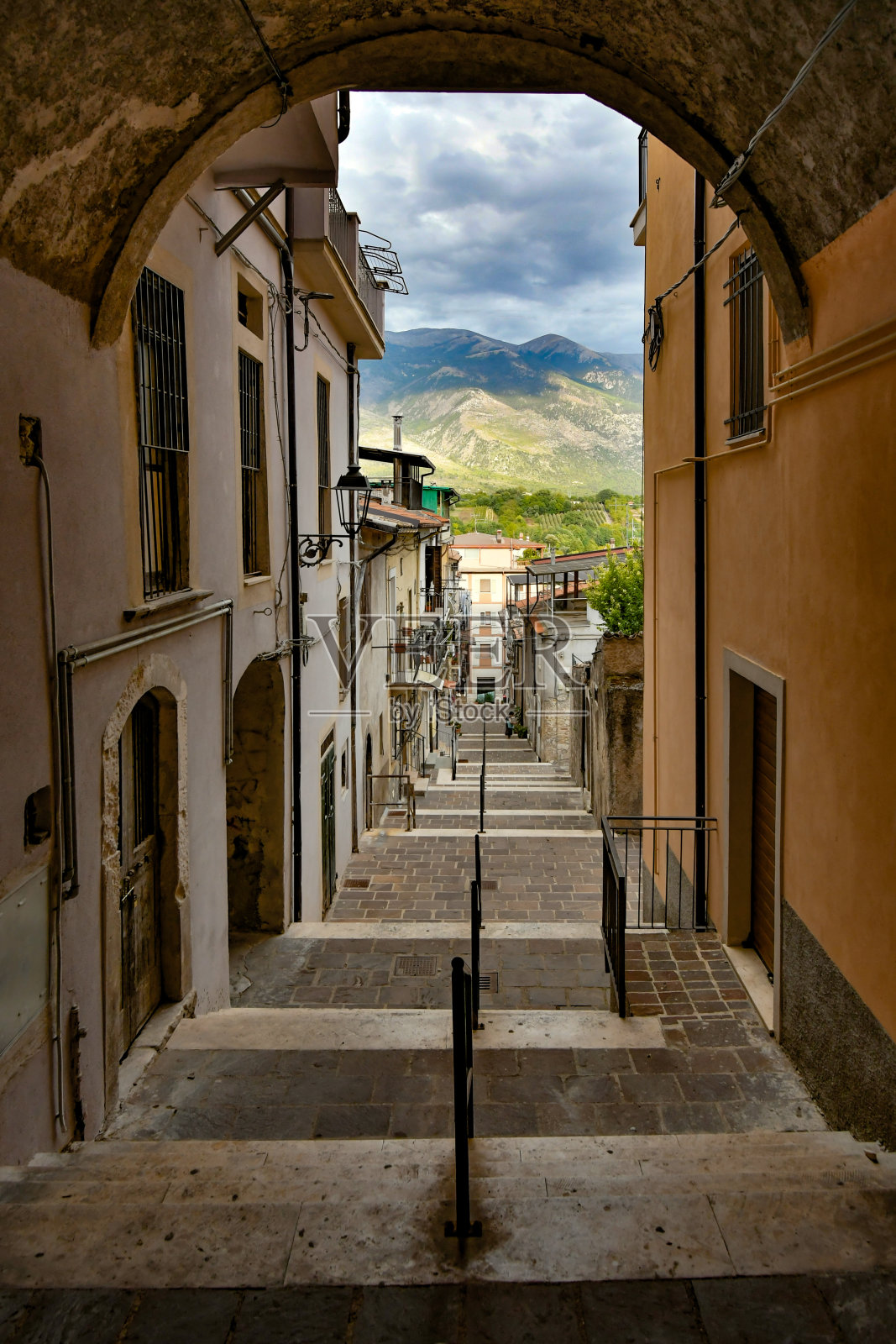 阿布鲁佐的Pratola Peligna村。照片摄影图片