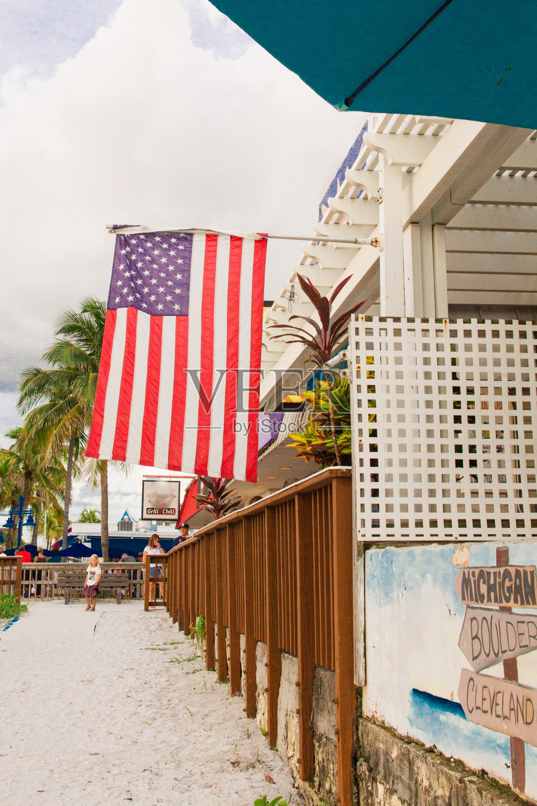 2022年夏天,迈尔斯堡海滩上的美国国旗照片摄影图片